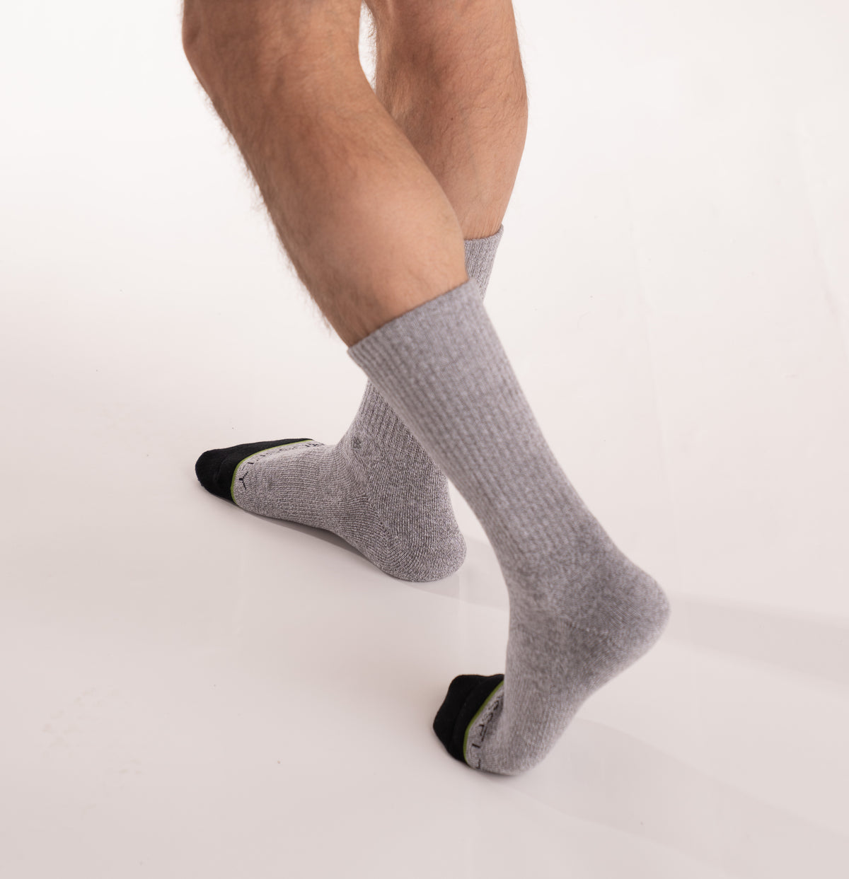 Crossfly men&#39;s Original Crew Socks in grey from the Everyday series, featuring Flat Toe Seams and 360 Hold.