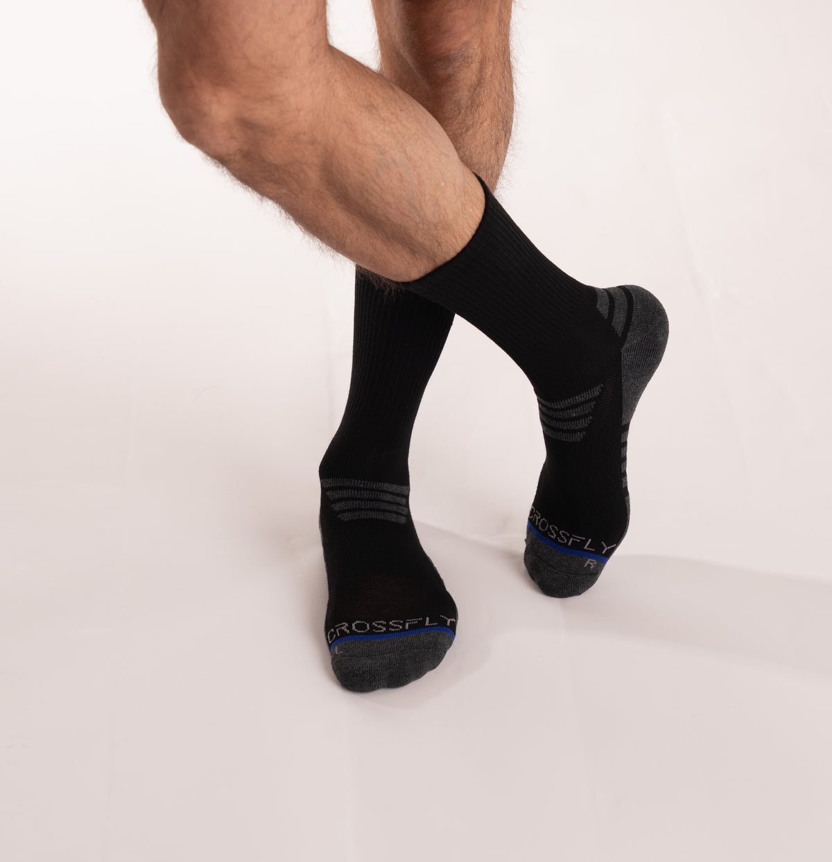 Crossfly men&#39;s Tempo Crew Socks in black / charcoal from the Performance series, featuring AirBeams and 180 Hold.