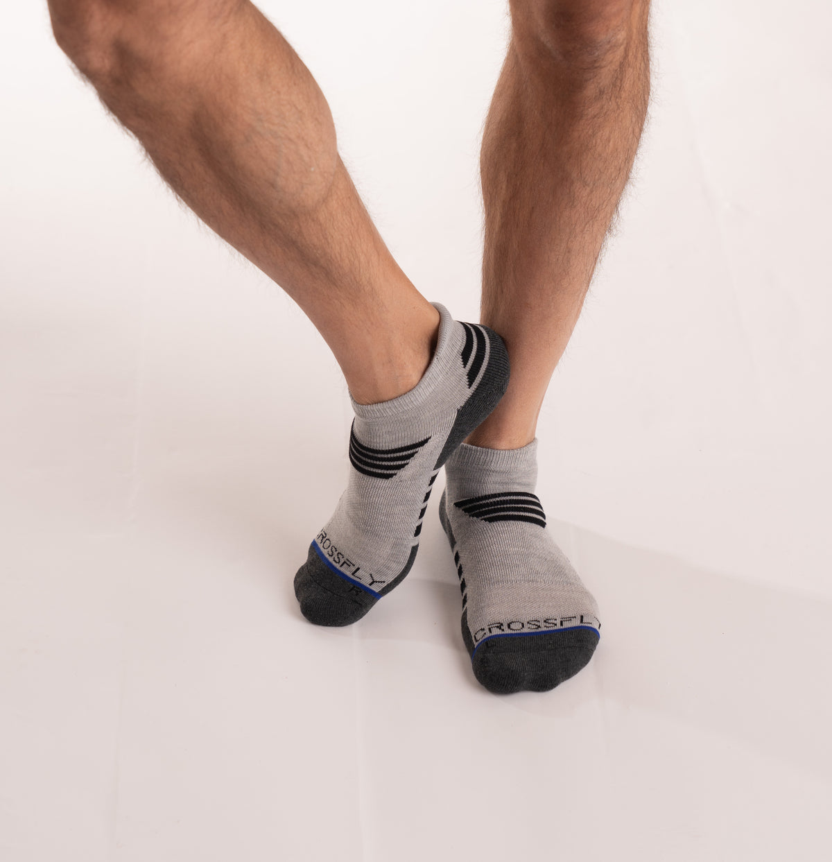 Crossfly men&#39;s Tempo Low Socks in grey / black from the Performance series, featuring AirBeams and 180 Hold.