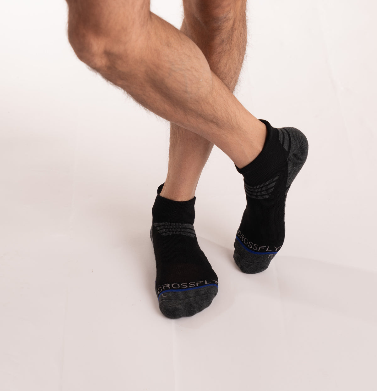 Crossfly men&#39;s Tempo Low Socks in black / charcoal from the Performance series, featuring AirBeams and 180 Hold.