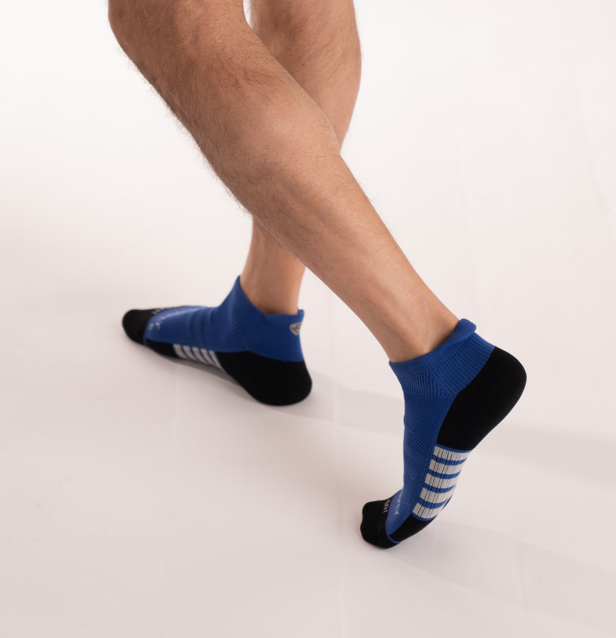Crossfly men&#39;s Vent Low Socks in royal / black from the Performance series, featuring AirVent and AirBeams.