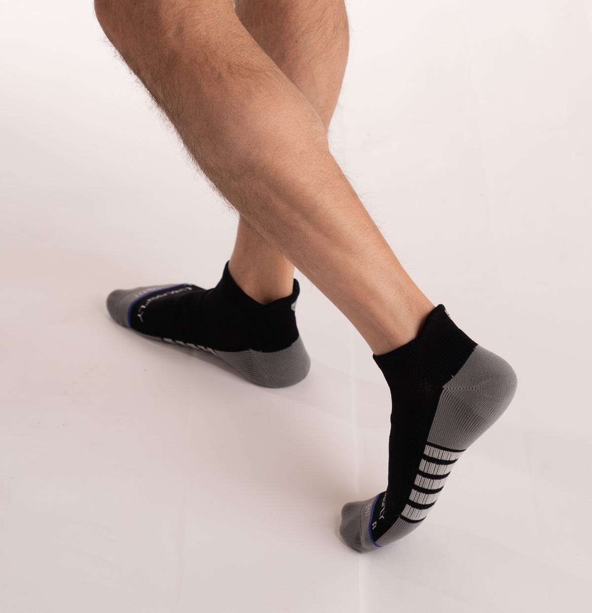 Crossfly men&#39;s Vent Low Socks in black / grey from the Performance series, featuring AirVent and AirBeams.